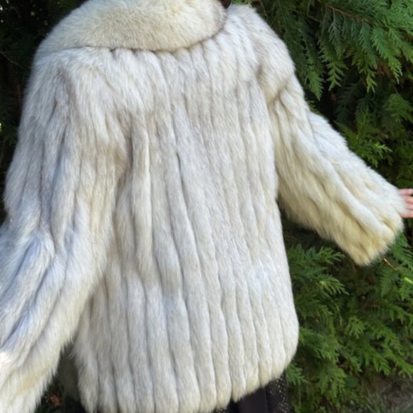 Vintage Saga Fox Fur Jacket with 100% Bemberg Liner. Approximate size M or 8. - Picture 3 of 8
